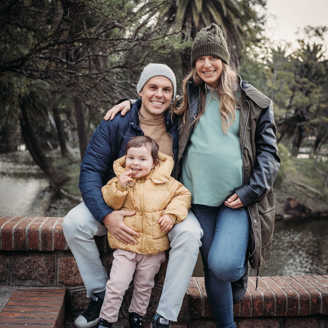 Familia con su bebé en un parque