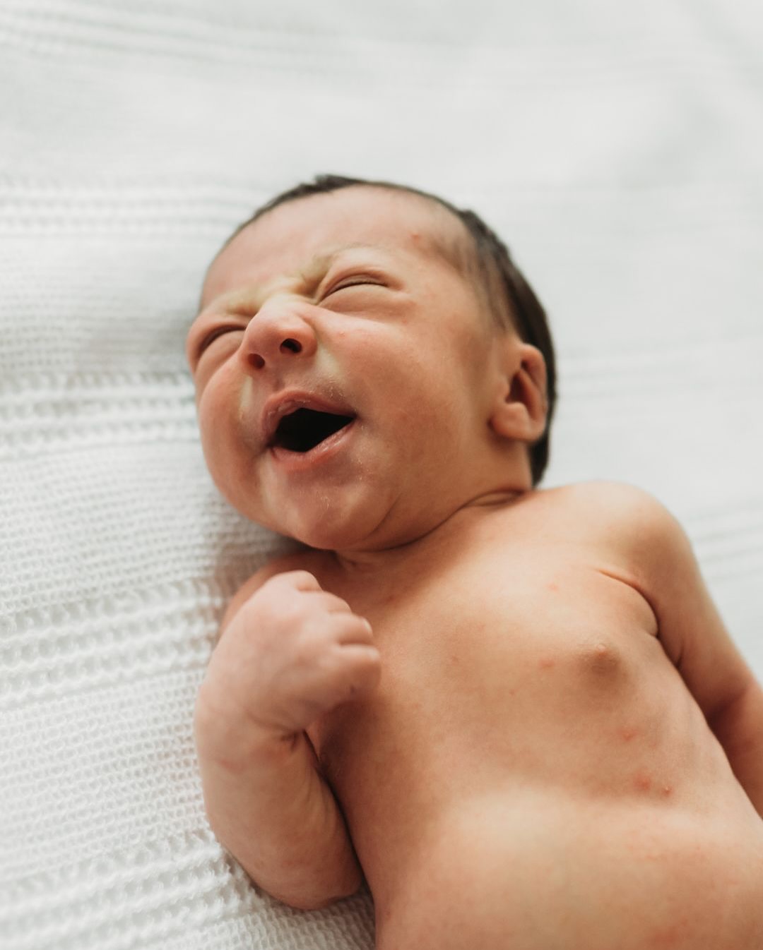 Primer plano de un bebé recién nacido bostezando